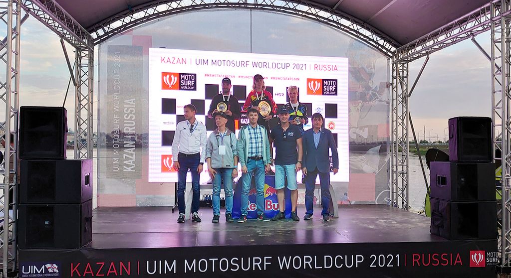 Matěj (nahoře uprostřed) přebírá cenu za vítězství v kategorii Electric Challenge v Kazani Matěj (nahoře uprostřed) přebírá cenu za vítězství v kategorii Electric Challenge v Kazani